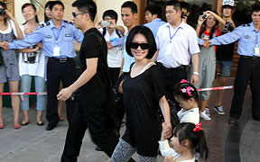 大S亲友团抵达三亚 小S许雅钧一家温馨亮相
